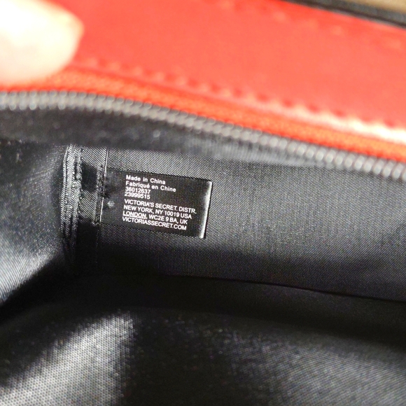 NWT Victoria's Secret Travel / Make-up Bag - Black & Red w/Wrist Strap - Picture 10 of 12